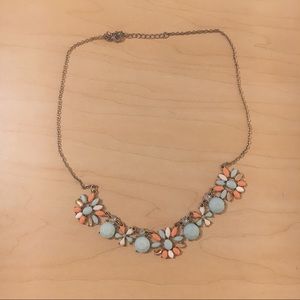 Super cute statement necklace!! Worn 2 times!!
